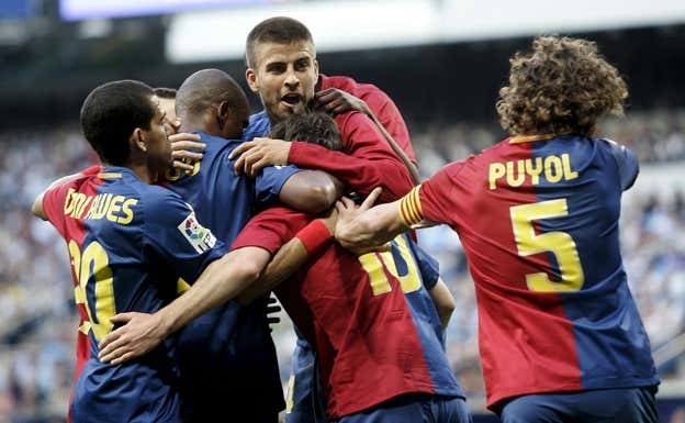 Los jugadores del Barça celebrando uno de los seis goles que le marcaron al Madrid.  Agencias