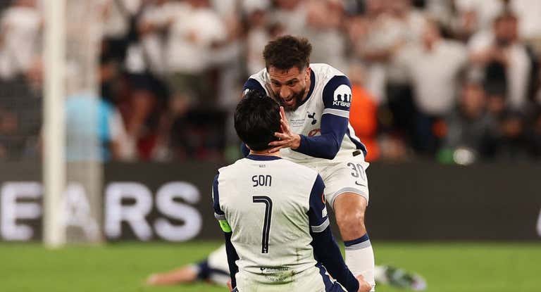 El Tottenham celebra.