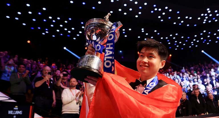 Zhao Xintong celebra el título mundial conquistado en Reino Unido.