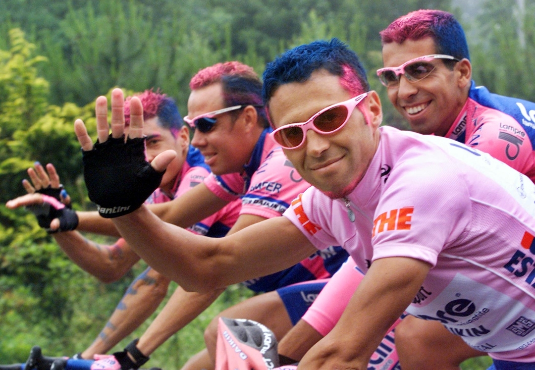 Simoni, junto a sus compañeros del Lampre en la última etapa del Giro de 2001. AFP