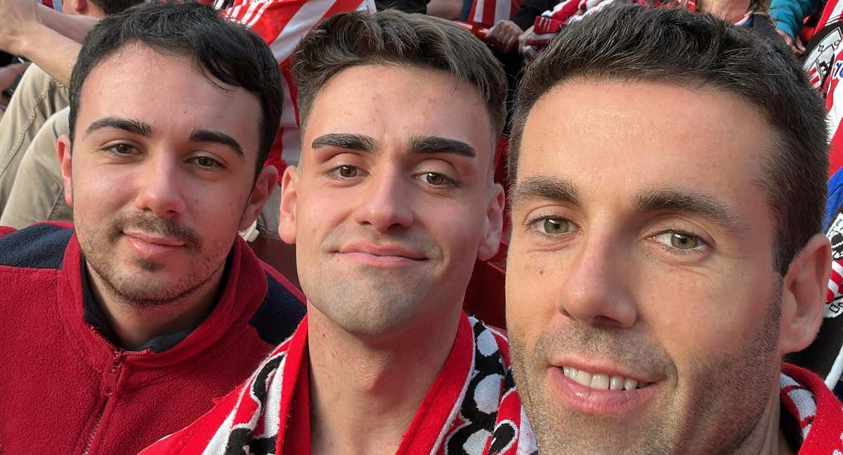 Asier, Gaizka y Susaeta en la zona visitante de Old Trafford.
