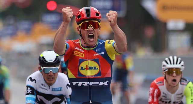 Mads Pedersen se viste de rosa y Mikel Landa dice adiós al Giro en ambulancia tras una brutal caída