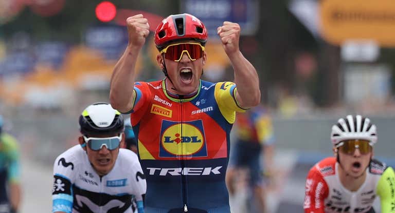 Mads Pedersen celebra el triunfo en la primera etapa del Giro.