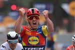 Mads Pedersen se viste de rosa y Mikel Landa dice adiós al Giro en ambulancia tras una brutal caída