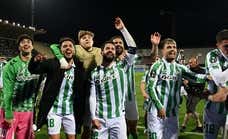La comunión del Betis con su afición se palpa a la llegada a Sevilla... y en plena Feria de Abril