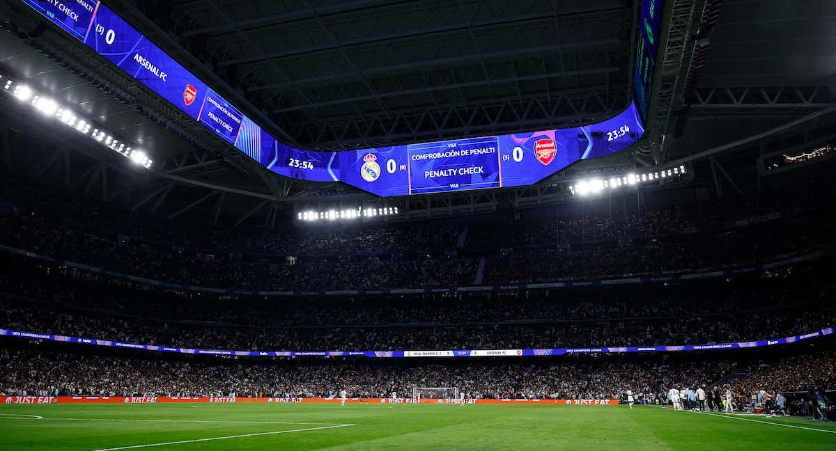 Imagen del Santiago Bernabéu con el techo cubierto en un día de partido./REUTERS