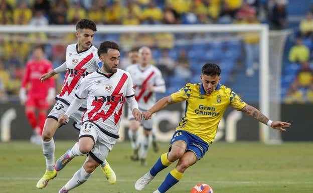 Alberto Moleiro sobre el césped del Gran Canaria LALIGA