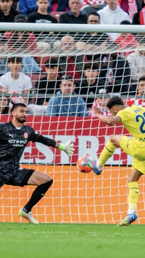 La ocasión de Ayoze en el gol anulado GironaFC
