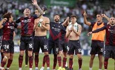 El Levante de Calero asalta el Martínez Valero e incendia el ascenso directo