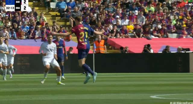 Una repetición ‘pip’ explica por qué no se pitó la mano de Frenkie de Jong en el segundo gol del Barcelona