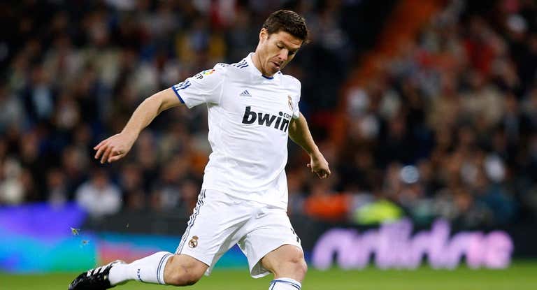 Xabi Alonso jugando un balón durante un encuentro de Copa del Rey con el Real Madrid en el año 2010