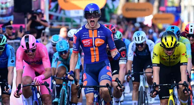 El ‘desconocido’ Van Uden se luce en la fiesta de los velocistas y Pedersen sigue de rosa