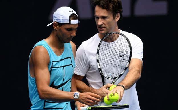 Carlos Moyà y Rafael Nadal, durante un entrenamiento en 2017.  EFE/EPA/TRACEY NEARMY