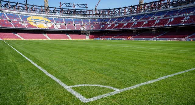 Detrás de la plantación del césped del Camp Nou hay un movimiento de marketing y un matiz técnico: «Nunca se coloca cuatro meses antes de jugar»