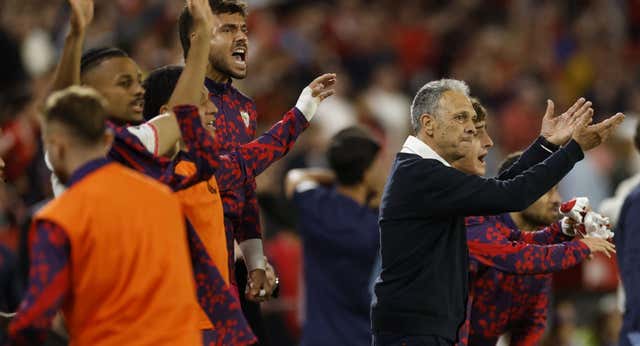 Joaquín Caparrós consigue que el Sevilla sea “un equipo”… pero pide responsabilidad: “Tenemos que reflexionar cuando termine”