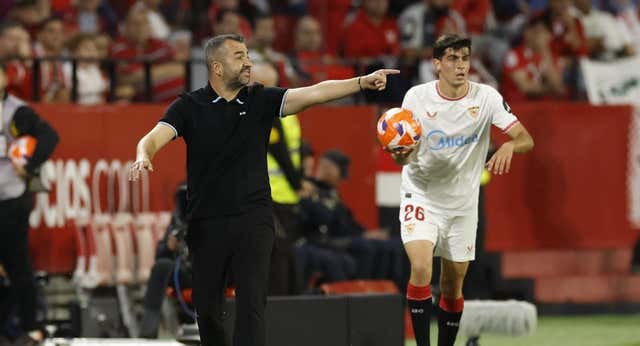 El himno del Sevilla mete en un brete a Diego Martínez en el día que Las Palmas se acercó al abismo: ‘Es una noche muy dura’