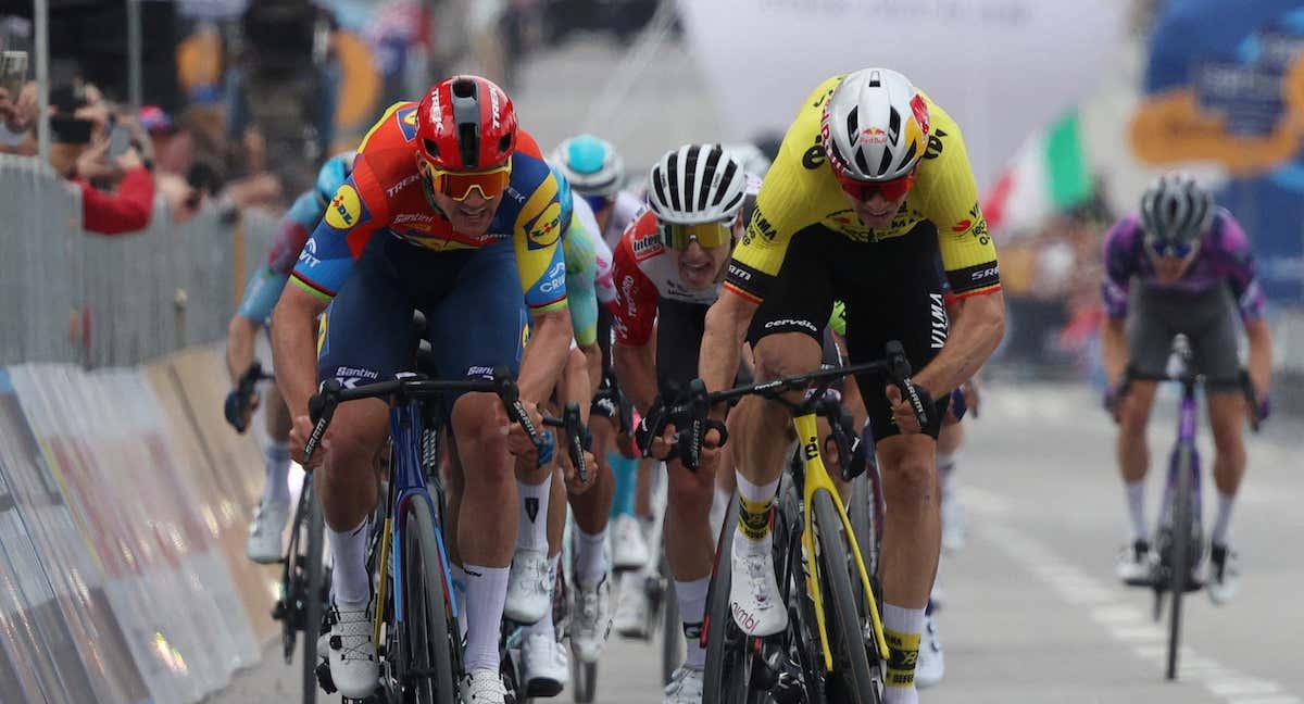 Mads Pedersen comienza la quinta etapa como maglia rosa en el Giro de Italia./REUTERS