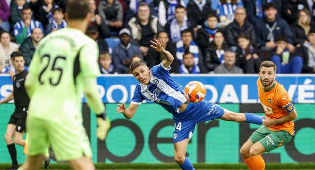 El Alavés se gana la permanencia, empuja al Las Palmas a Segunda y Gil Manzano le quita Europa al Valencia