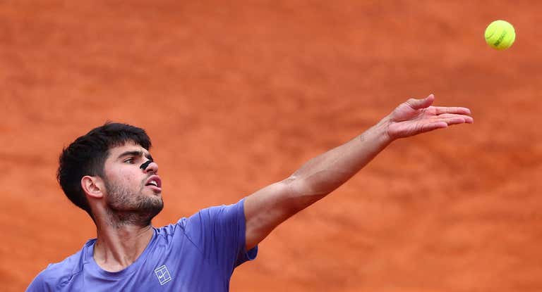 Carlos Alcaraz durante un partido en el Masters de Roma 2025.