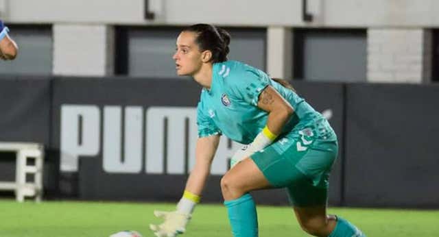 Laura Coronado, la portera a la que una terrorífica triada apartó de los focos y va recuperando el pulso: «Hay que frenarla en los entrenamientos»