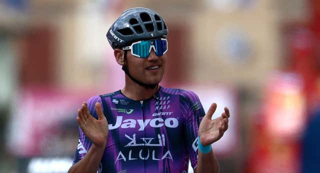 Luke Plapp gana la etapa y Juan Ayuso vuelve a ‘morder’ a Primoz Roglic