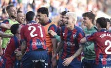 Una discutida roja complica el ascenso directo del Elche y enfada como nunca a Eder Sarabia: «Los que no queremos que se exagere somos los tontos»