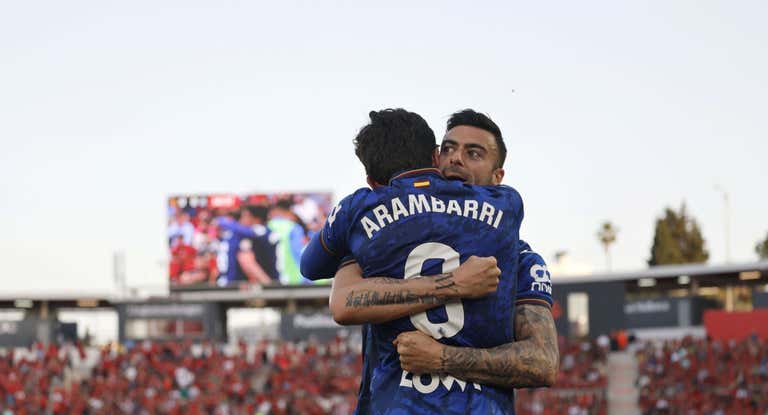 Arambarri, felicitado por su gol.