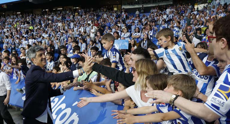 Imanol Alguacil, saludando a la afición tras el partido.