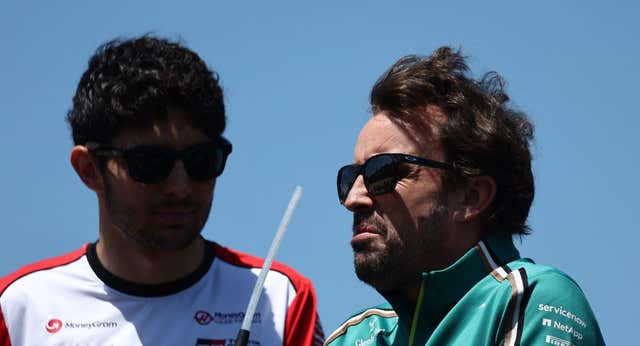 Fernando Alonso no se muerde la lengua después del fallo de estrategia del equipo…¡y se golpea en el casco!: «Soy el piloto con la peor suerte del mundo»