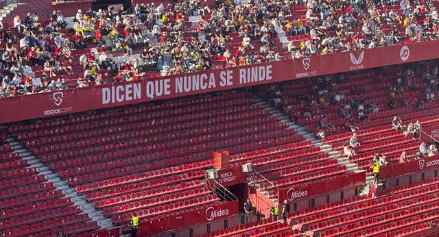 El sevillismo vuelve a estallar contra su directiva… ¡y llegó a parar el partido!
