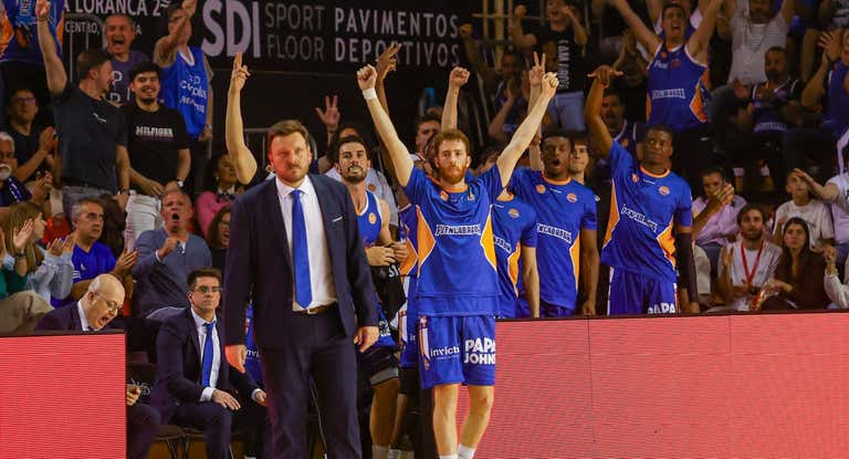 Los jugadores del Fuenlabrada celebran el triunfo.