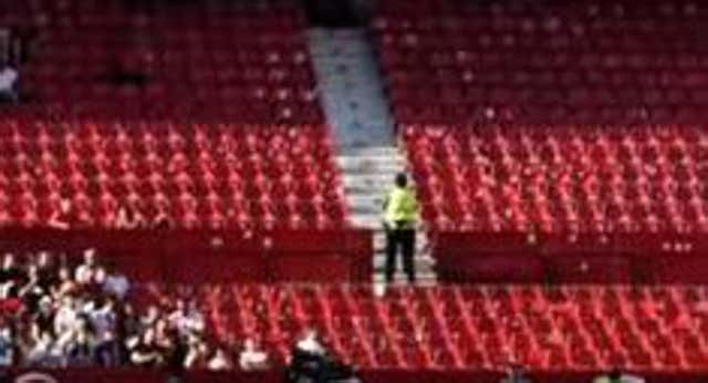 Sólo 15.000 personas vieron la primera mitad del partido ante el Real Madrid como protesta contra la directiva del Sevilla.