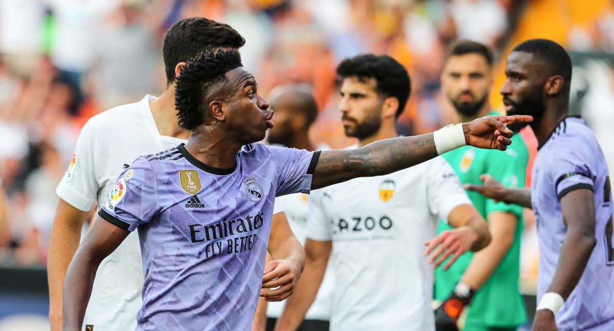 Vinicius acusando a un aficionado de proferir gritos racistas./AFP