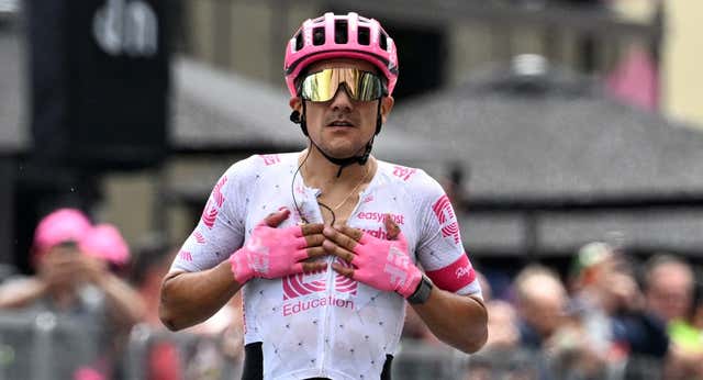 Carapaz pone el picante a una etapa en la que Del Toro y Ayuso dejan vivo a Roglic