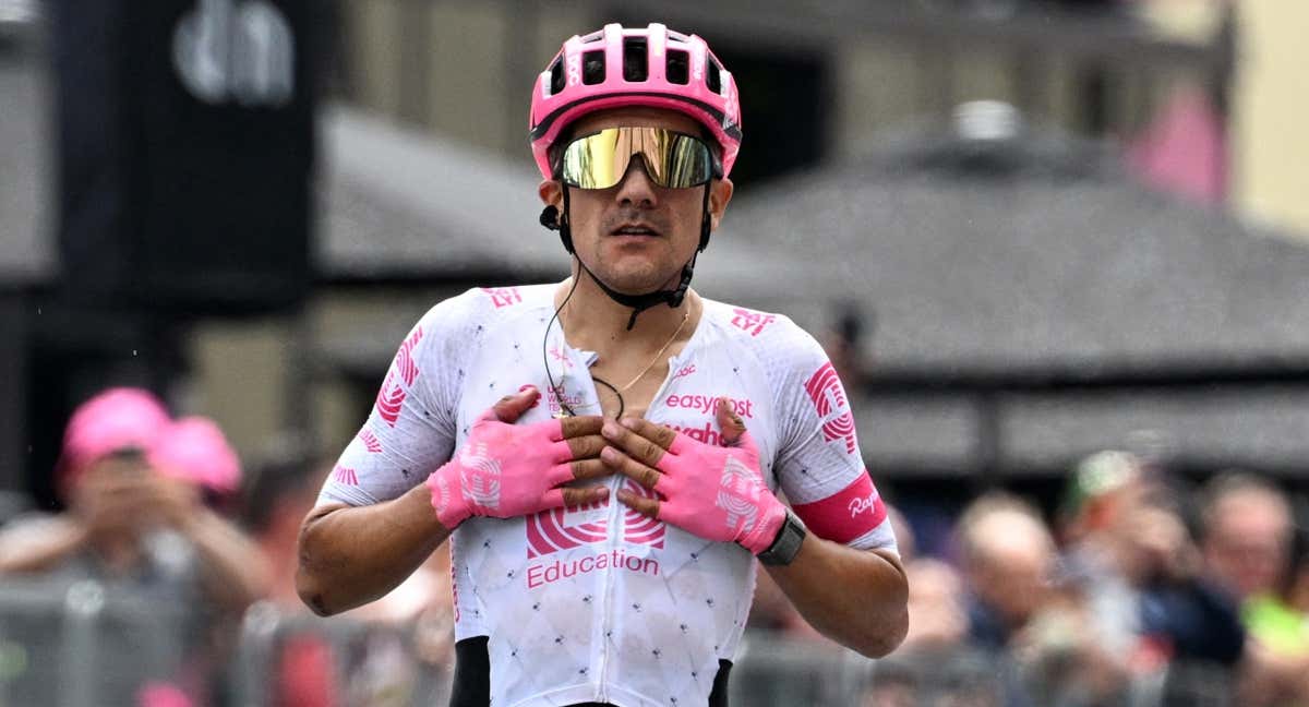 Richard Carapaz celebra su triunfo en la 11ª etapa del Giro.