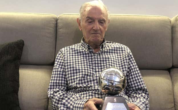 Araquistain obersa el trofeo Zamora que ganó con el Real Madrid.  Relevo