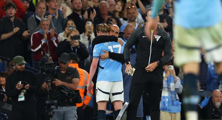 Guardiola abraza a De Bruyne, que se despidió este martes del Ettihad.