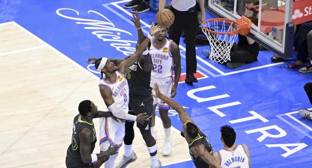 Shai aguanta al provocador Anthony Edwards y destroza a los Timberwolves en el primer envite