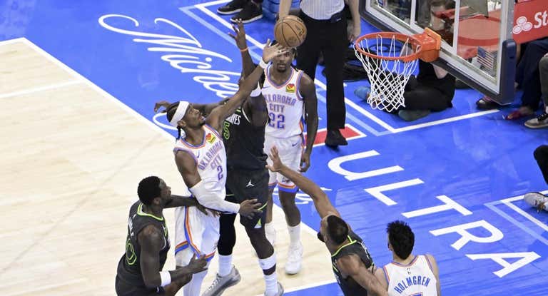 Shai Gilgeous-Alexander entra a canasta en presencia de Anthony Edwards.