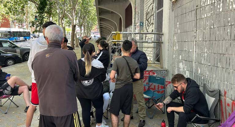 Aficionados del Rayo Vallecano esperan a comprar sus entradas.