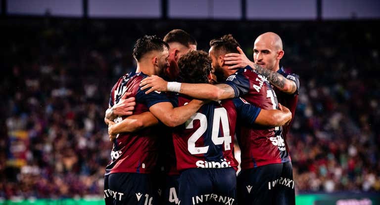 Los jugadores del Levante celebran un gol.
