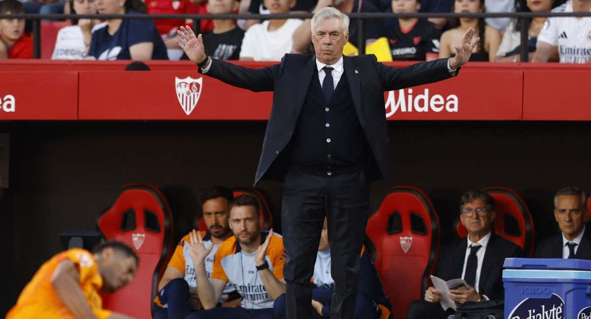 Ancelotti abre los brazos en un partido del Real Madrid. /REUTERS