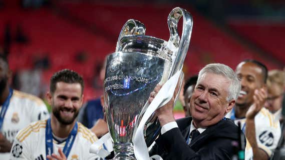 Ancelotti alza la última Champions ganada por el Real Madrid. /EFE