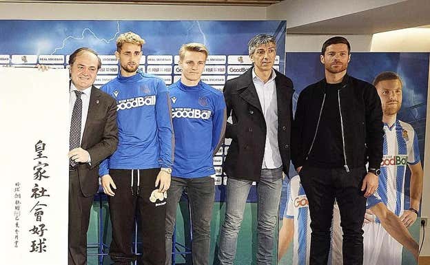 Aperribay, Januzaj, Odegaard, Imanol y Xabi Alonso, en un acto de la Real Sociedad.  RS