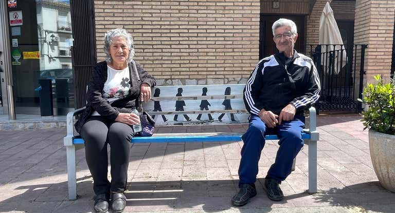Felipe González y Segunda Vergara posan sentados en un banco.