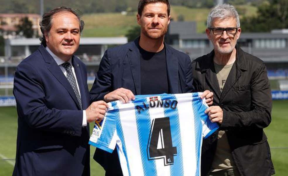 La afición de la Real Sociedad asume «con pena y resignación» el fichaje de Xabi Alonso por el Real Madrid: «Espero que Anoeta le reciba como se merece»