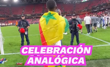 Sarr se hizo con una polaroid en San Mamés e inmortalizó la fiesta de los Spurs.