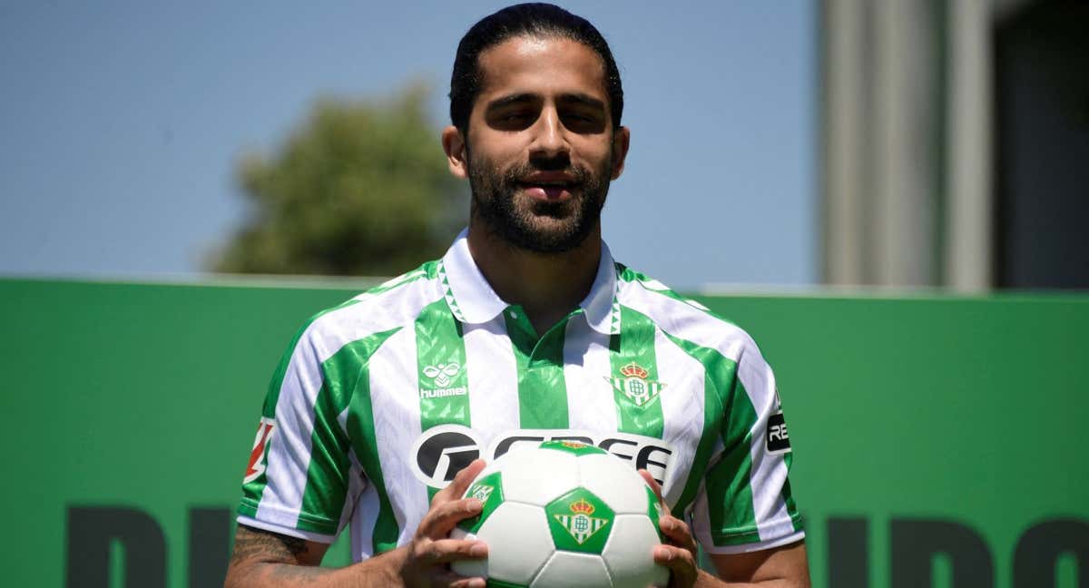 Ricardo Rodríguez posa en la ciudad deportiva del Betis./AFP