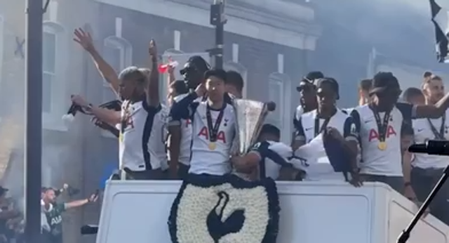 ¡Londres es una fiesta! El Tottenham celebra la Europa League con sus aficionados.