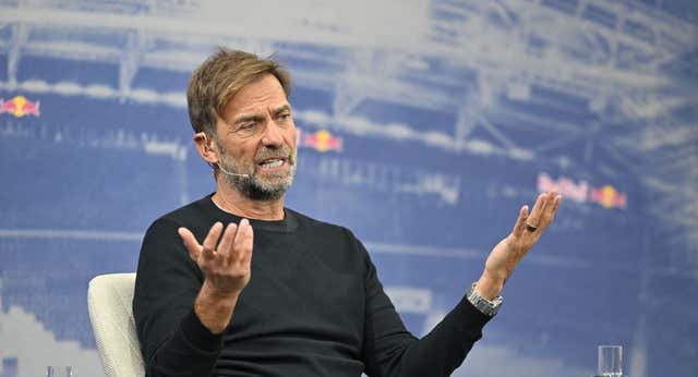 Jürgen Klopp le saca los colores a Anfield: «Apagué la televisión al ver los abucheos a Alexander-Arnold»